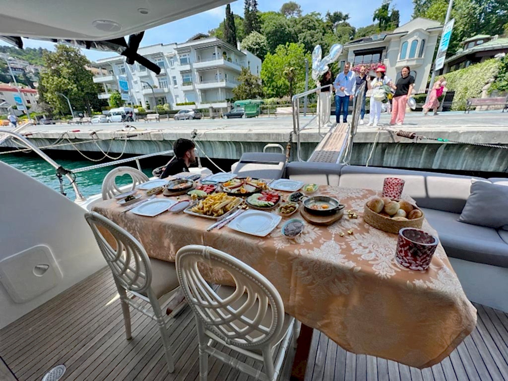 teknede kahvaltı 