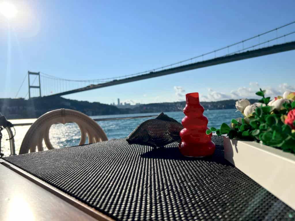 Teknede ve boğazda kahvaltı manzarası